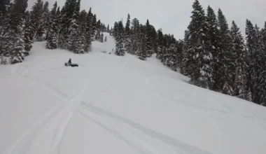 Η τρομακτική στιγμή που snowmobiler καταγράφει σε βίντεο τη στιγμή που εκείνος κι ο φίλος του θάβονται από χιονοστιβάδα