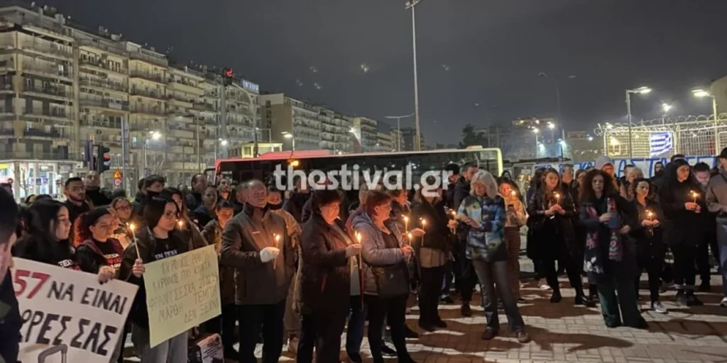 Θεσσαλονίκη: Συγκέντρωση με κεριά και πλακάτ στον Νέο Σιδηροδρομικό Σταθμό για τα θύματα των Τεμπών (βίντεο)