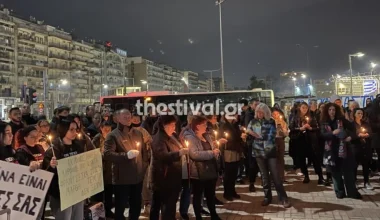Θεσσαλονίκη: Συγκέντρωση με κεριά και πλακάτ στον Νέο Σιδηροδρομικό Σταθμό για τα θύματα των Τεμπών (βίντεο)