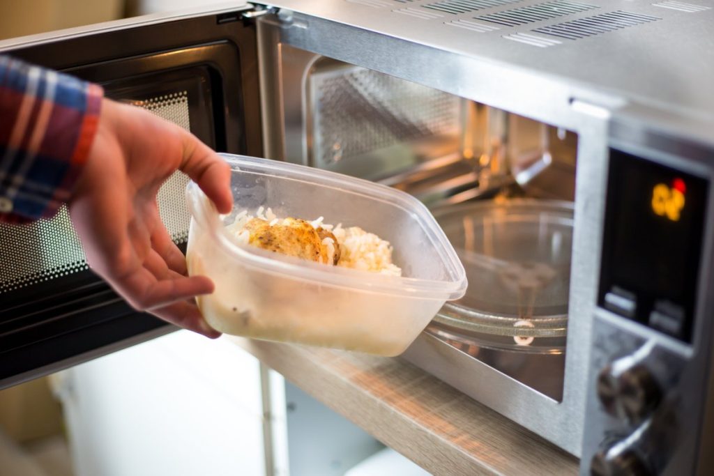 Για ποιο λόγο δεν πρέπει να ζεσταίνουμε το φαγητό μέσα σε πλαστικό τάπερ