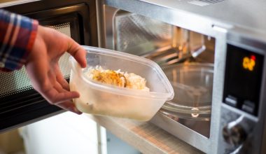 Για ποιο λόγο δεν πρέπει να ζεσταίνουμε το φαγητό μέσα σε πλαστικό τάπερ
