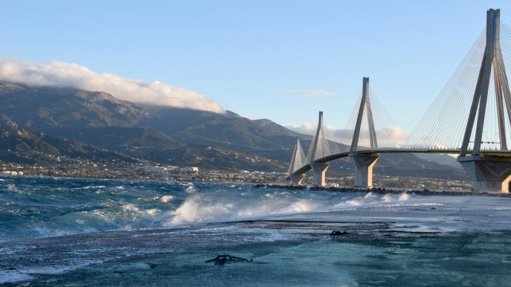 Πάτρα: Κλειστή λόγω των ισχυρών ανέμων η πορθμειακή γραμμή Ρίου – Αντιρρίου