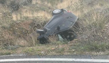 Τροχαίο ατύχημα στο Πικέρμι: Αυτοκίνητο αναποδογύρισε και έπεσε σε χαντάκι (φώτο)