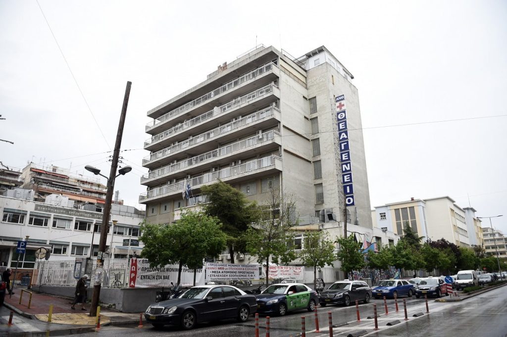 Τριτοκοσμικές συνθήκες στο Θεαγένειο Θεσ/νίκης: Ασθενής συνέρχεται από μέθη στις καρέκλες της αίθουσας αναμονής (φώτο)