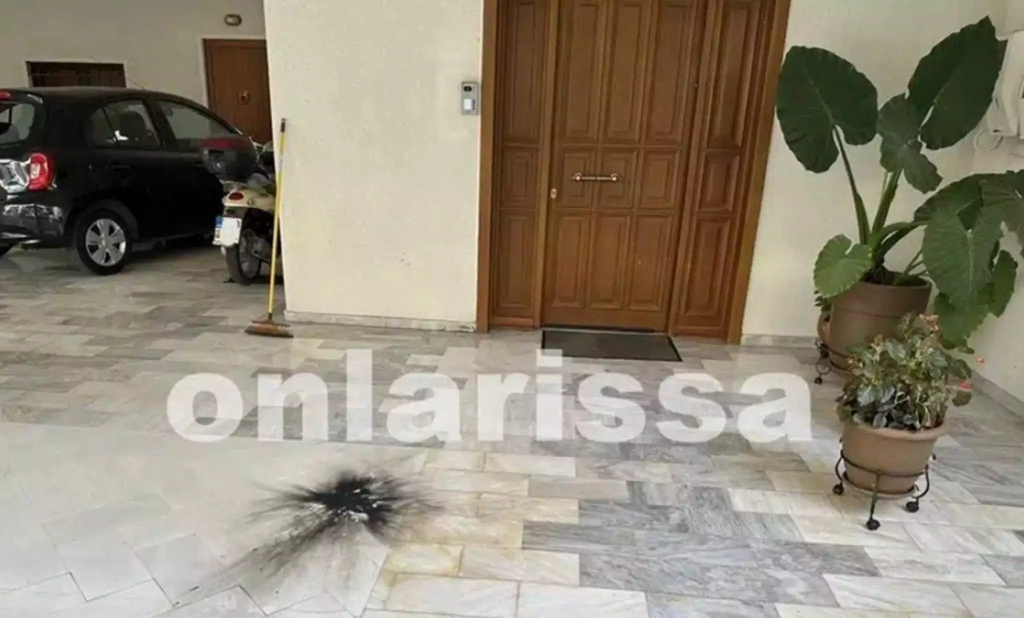 Λάρισα: Έριξαν χειροβομβίδα σε λάθος σπίτι – Μπέρδεψε τον στόχο ο δράστης