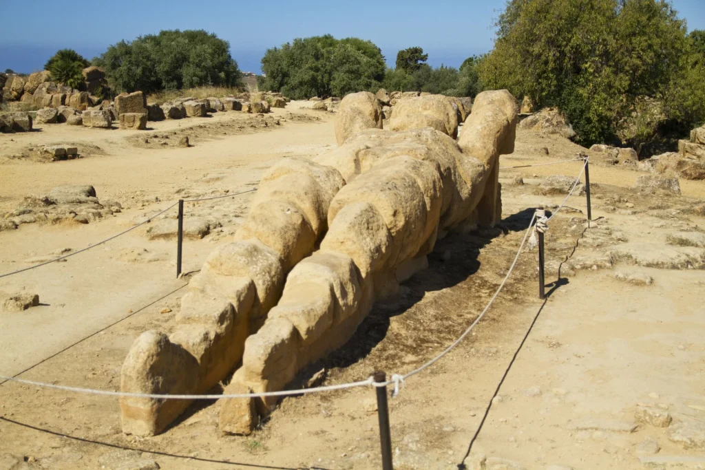 Σικελία: Αναστηλώθηκε το κολοσσιαίο άγαλμα του Άτλαντα που ήταν θαμμένο για αιώνες σε αρχαία ερείπια (φώτο-βίντεο)