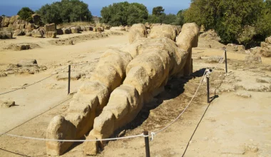 Σικελία: Αναστηλώθηκε το κολοσσιαίο άγαλμα του Άτλαντα που ήταν θαμμένο για αιώνες σε αρχαία ερείπια (φώτο-βίντεο)