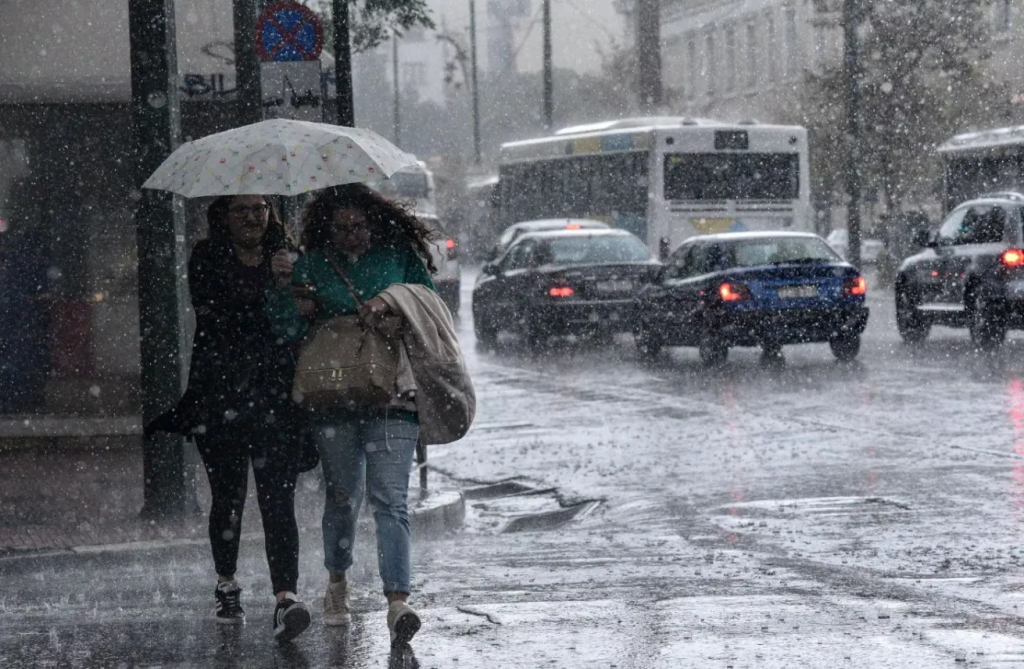 Έκτακτο δελτίο επιδείνωσης του καιρού από την ΕΜΥ: Βροχές και καταιγίδες έως το Σάββατο – Πού θα «χτυπήσει» η κακοκαιρία