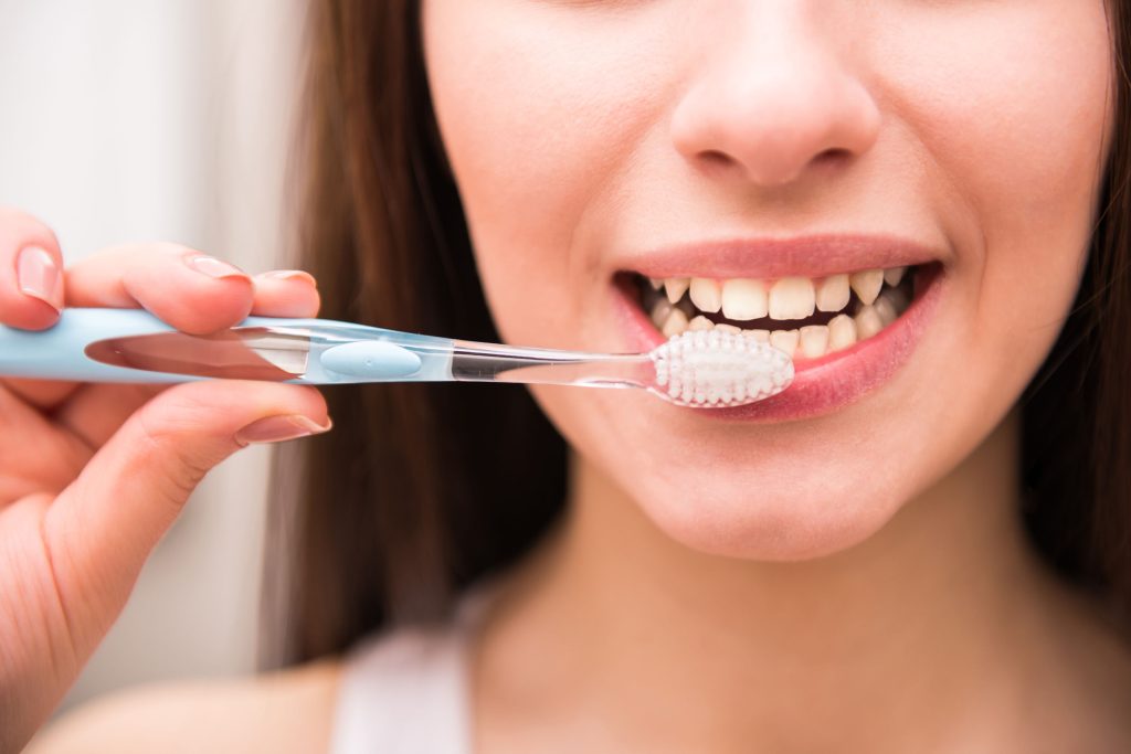 Πώς συνδέεται το βούρτσισμα των δοντιών με την πνευμονία;