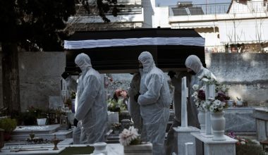 Ανησυχία στη Λάρισα: Δεν αποσυντίθενται οι σοροί με κορωνοϊό – Οι περιγραφές από τα νεκροταφεία
