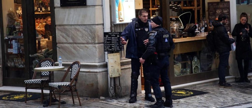 Επίθεση με μαχαίρι στην Ερμού: Βγήκε η 22χρονη από το χειρουργείο