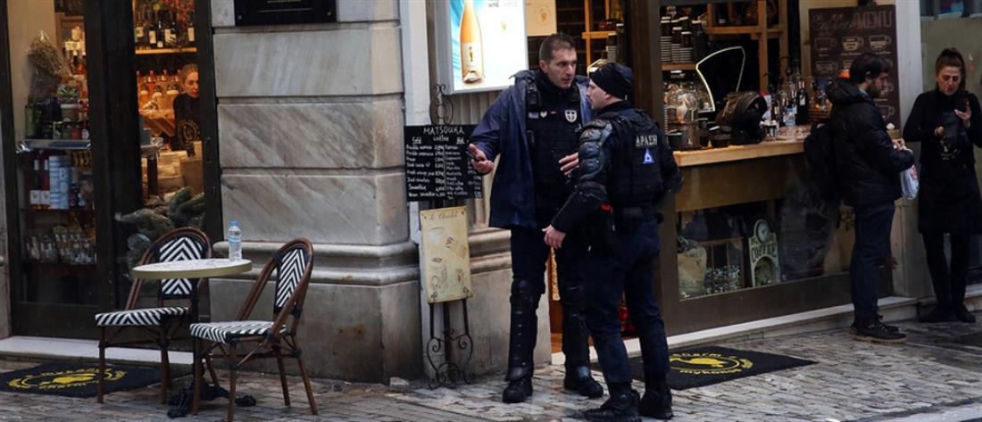 Επίθεση με μαχαίρι στην Ερμού: Βγήκε η 22χρονη από το χειρουργείο