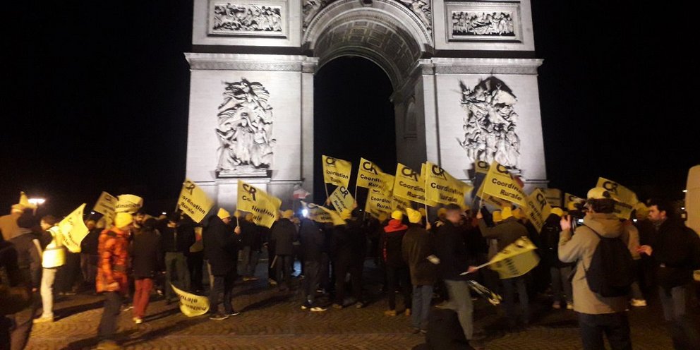 Γάλλοι αγρότες μπλόκαραν με τρακτέρ και άχυρα την κυκλοφορία κοντά στην Αψίδα του Θριάμβου στο Παρίσι (βίντεο)