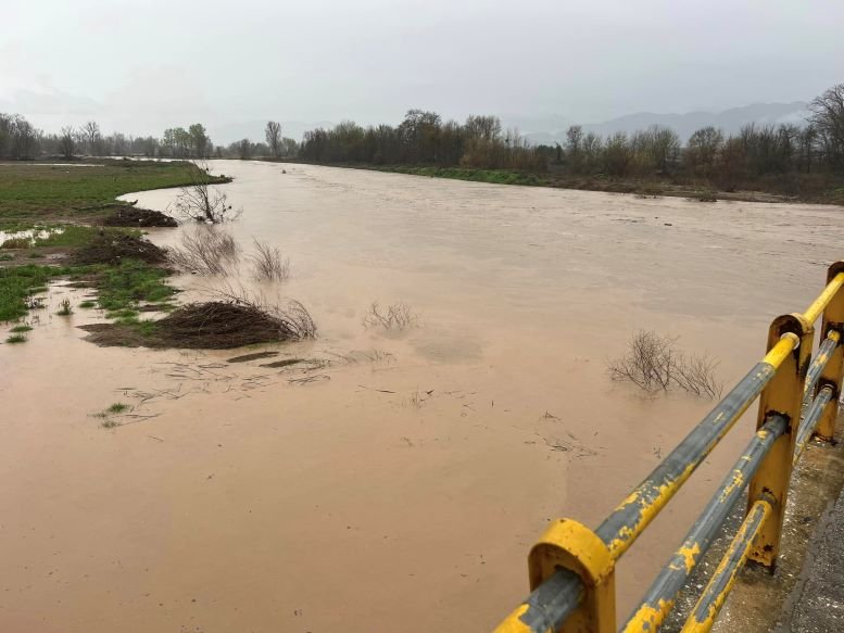 Επιστρέφει ο εφιάλτης στην Θεσσαλία; – «Φουσκώνουν» τα ποτάμια από την κακοκαιρία «Emil» – Έσπασε το πρώτο ανάχωμα