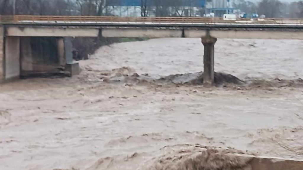 Κακοκαιρία στα Τρίκαλα: Η στάθμη του Πηνειού έχει φτάσει τα 3 μέτρα (βίντεο)