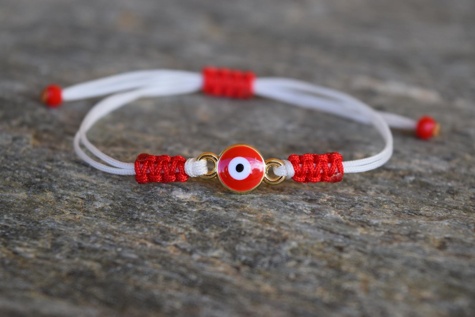 Γιατί φοράμε «Μάρτη» στο χέρι – Τι συμβολίζει το ανοιξιάτικο έθιμο