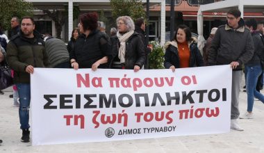 Στους δρόμους «ξεχύθηκαν» οι σεισμόπληκτοι του Τυρνάβου – «Δεν ανεχόμαστε άλλη κοροϊδία» (φώτο-βίντεο)