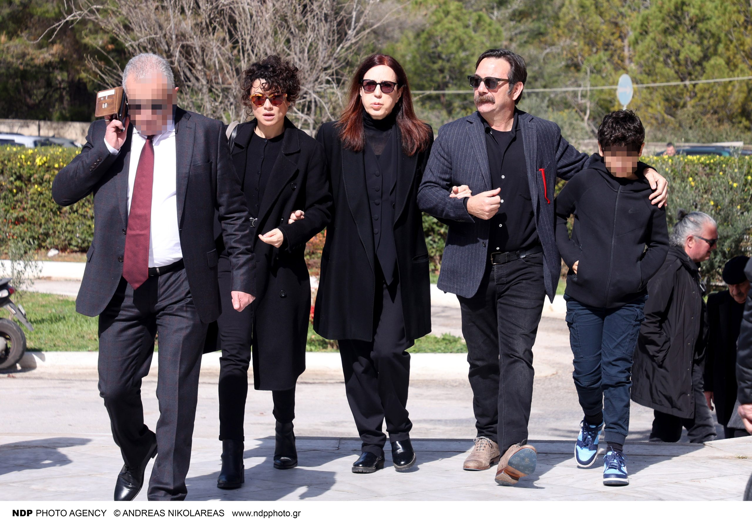 Ηλίας Λογοθέτης: Αυτή την ώρα το τελευταίο «αντίο» στον ηθοποιό – Συγγενείς και φίλοι τον αποχαιρετούν (φωτο)