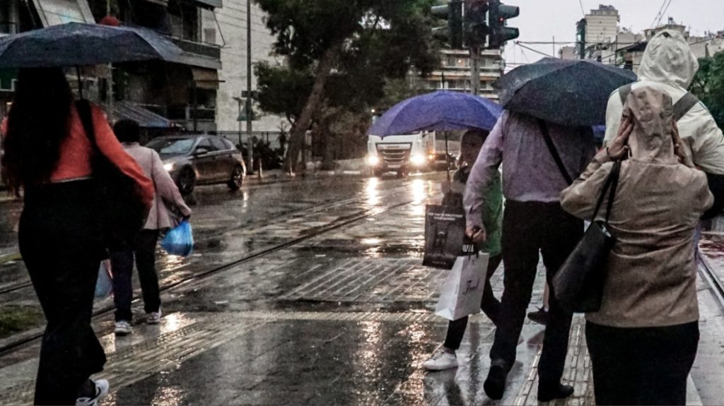 Καιρός: Λασποβροχές και καταιγίδες σήμερα – Μικρή άνοδος της θερμοκρασίας