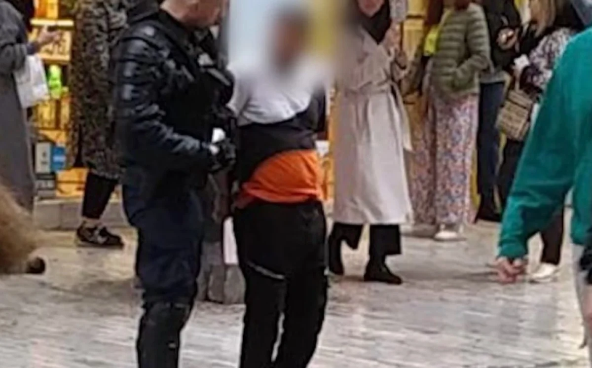 Επίθεση με μαχαίρι στην Ερμού: Εκτός κινδύνου αλλά με βαριά τραύματα στη ΜΕΘ η 22χρονη