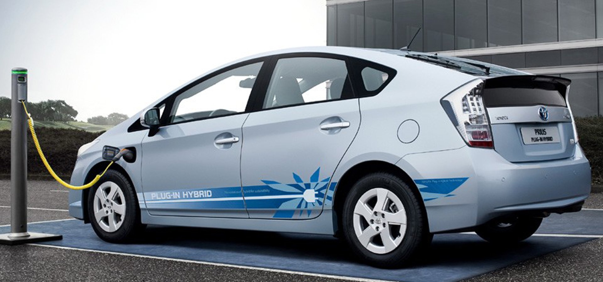 Σχεδιάζουν νέο τρόπο καταβολής των τελών κυκλοφορίας: «Όλοι στο ταμείο» ακόμα και για τα υβριδικά