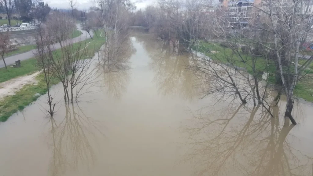 H κακοκαιρία «σφυροκοπά» τα Τρίκαλα – Υπερχείλισε ο Πηνειός