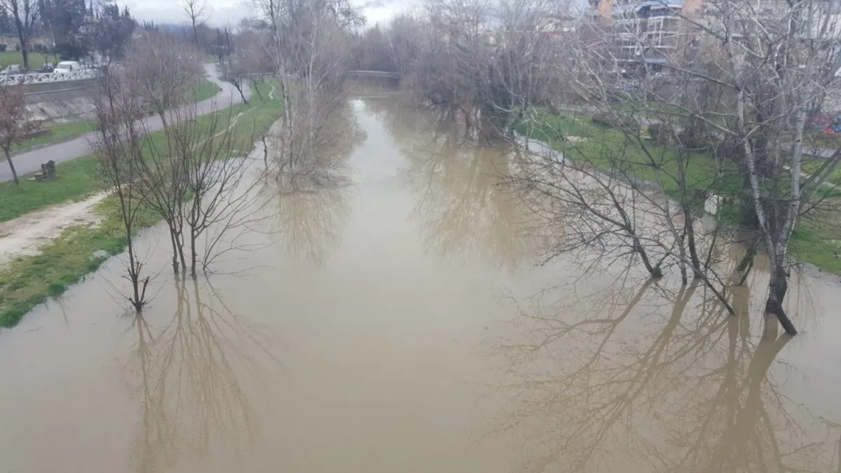 H κακοκαιρία «σφυροκοπά» τα Τρίκαλα – Υπερχείλισε ο Πηνειός