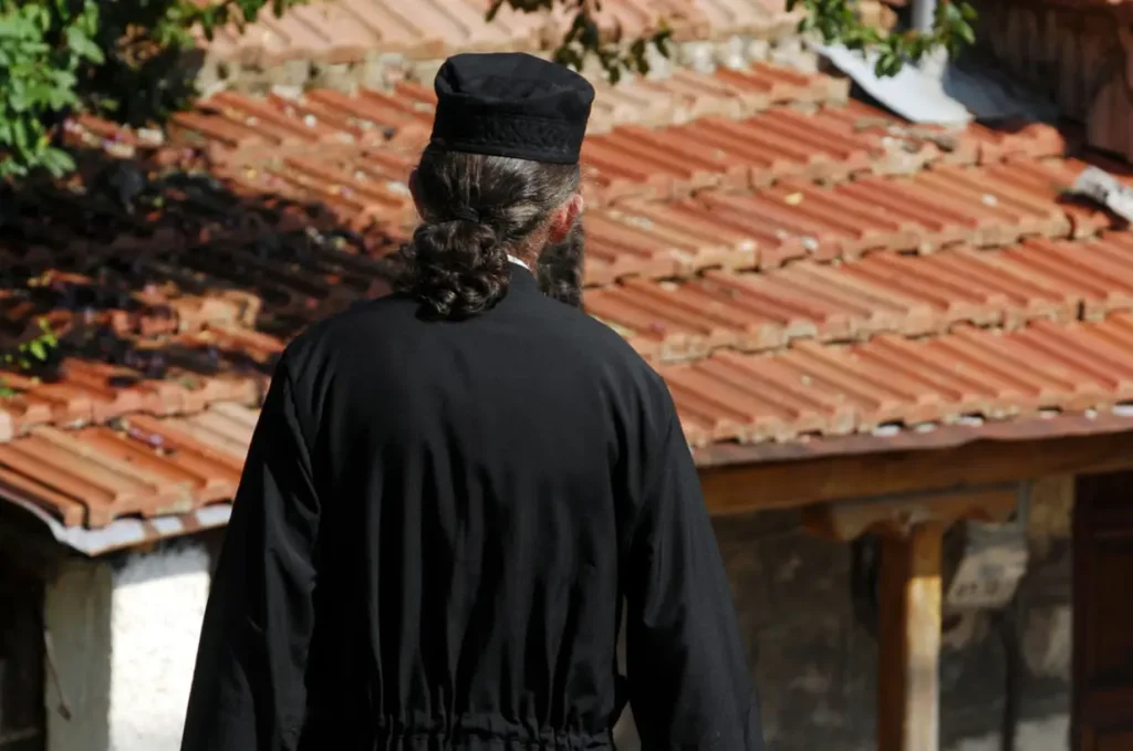 Χαμός στα δικαστήριο της Άρτας: Παπάς ξυλοκόπησε την εν διαστάσει σύζυγό του