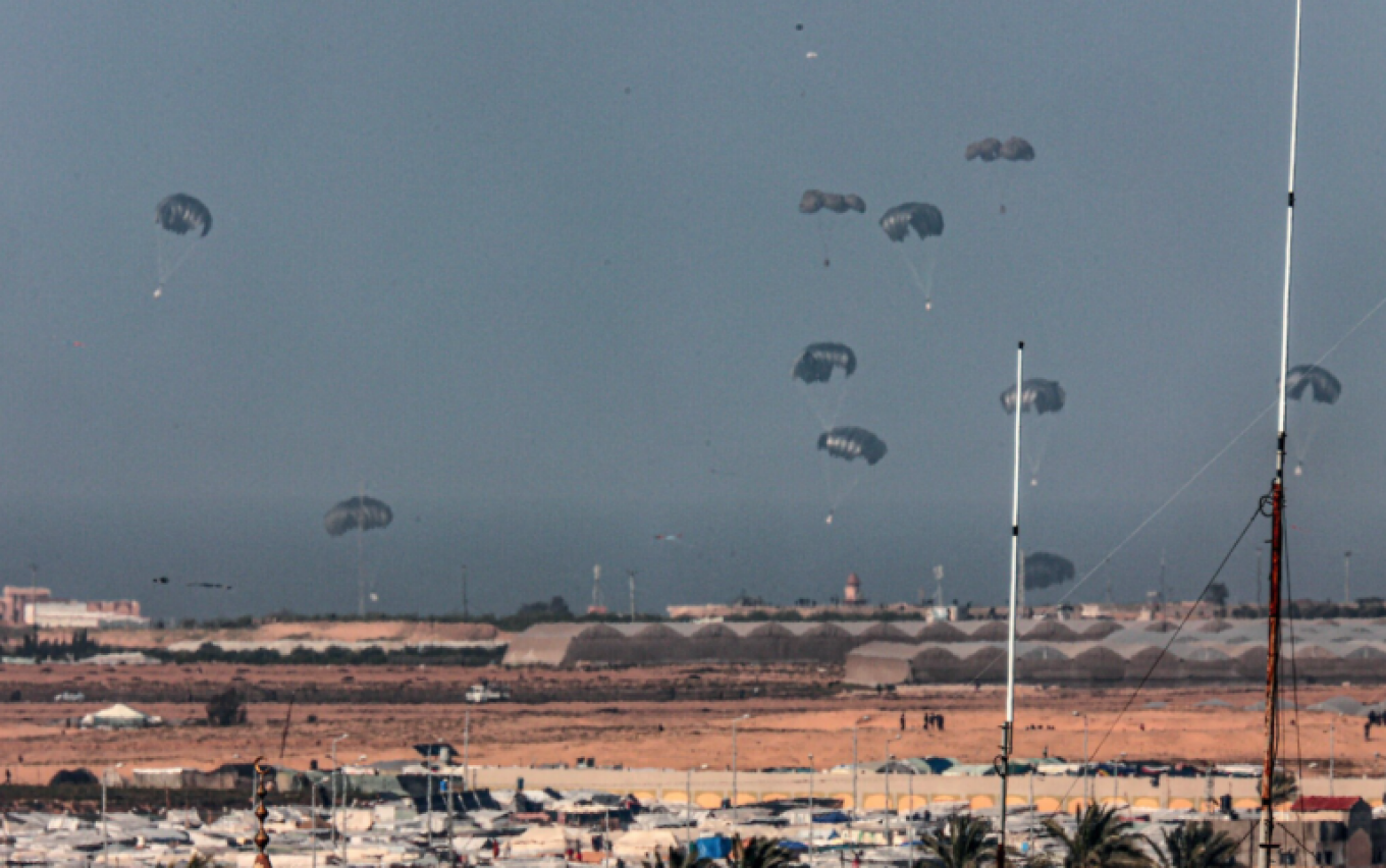 Με τρία μεταγωγικά αεροσκάφη C-130 πραγματοποιήθηκε η πρώτη ρίψη φορτίων ανθρωπιστικής βοήθειας στην Γάζα από τις ΗΠΑ (βίντεο)