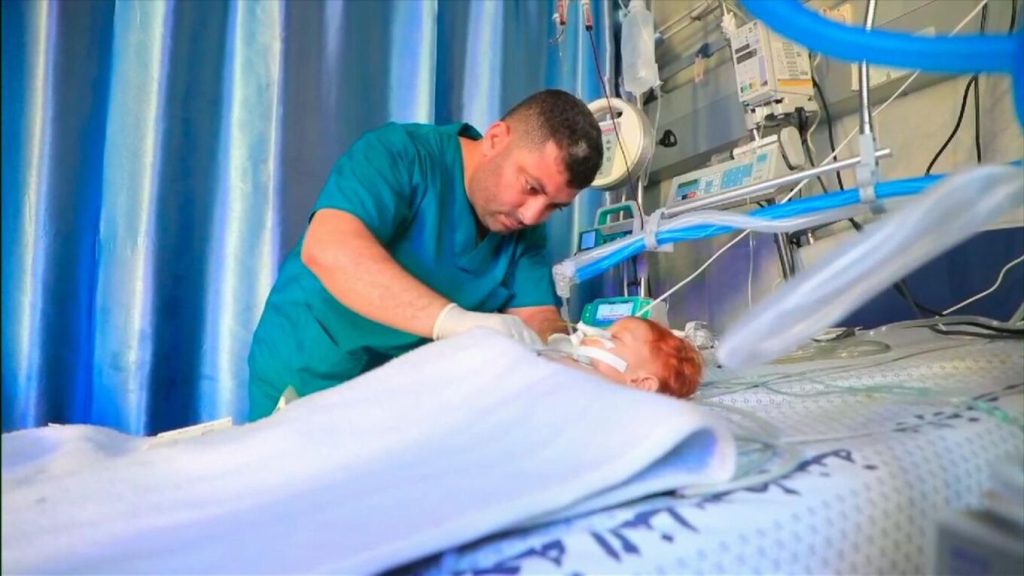 Συγκλονιστικές εικόνες μέσα από τα νοσοκομεία της Γάζας με τα υποσιτισμένα βρέφη (βίντεο)