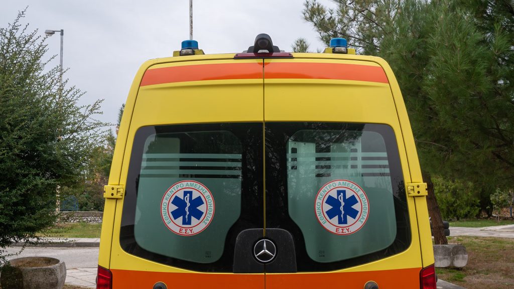 Λευκάδα: Πατέρας κατήγγειλε ότι ασθενοφόρο αρνήθηκε να μεταφέρει το παιδί του στην Αθήνα – Η απάντηση του ΕΚΑΒ