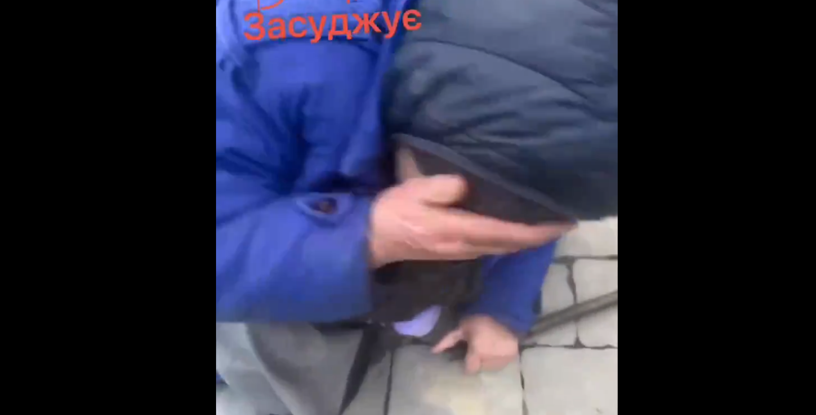 Βίντεο: Μέλη της ναζιστικής ουκρανικής οργάνωσης MKU ξυλοκοπούν ρωσόφωνη ηλικιωμένη στη μέση του δρόμου