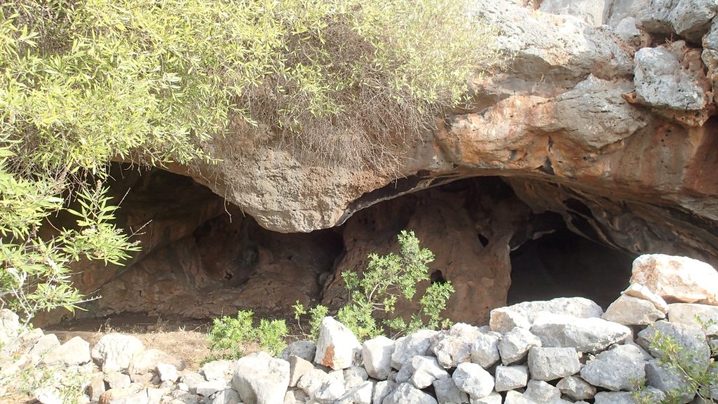 Διδυμότειχο: Οικογένειες κατοικούν για πάνω από 20 χρόνια σε σπηλιές
