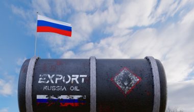 Τη μείωση της παραγωγής πετρελαίου κατά 471.000 βαρέλια ημερησίως ανακοίνωσε η Ρωσία σε συνεννόηση με τον OΠΕΚ