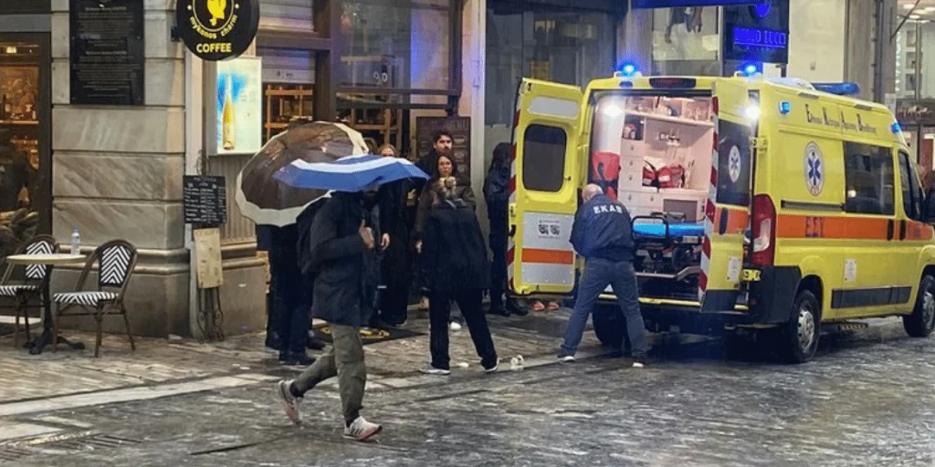 Επίθεση με μαχαίρι στην Ερμού: Διέφυγε πλήρως τον κίνδυνο η 22χρονη