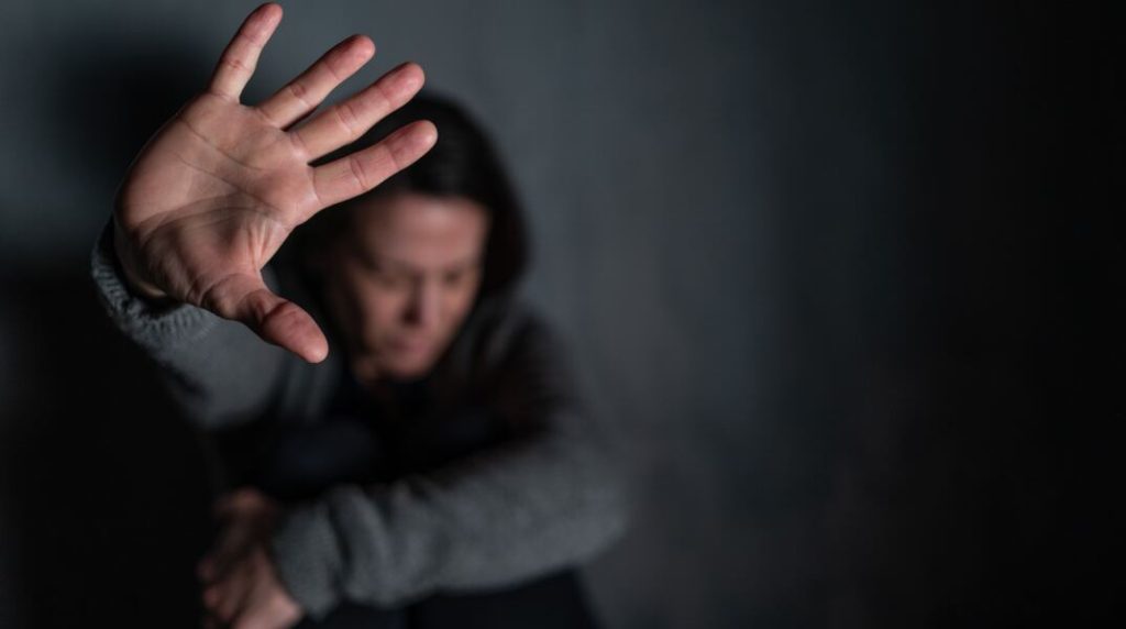 Άγριος ξυλοδαρμός 32χρονης στο Άργος: «Με χτύπησε στο πρόσωπο με το σίδερο – Θέλω να σαπίσει στη φυλακή»