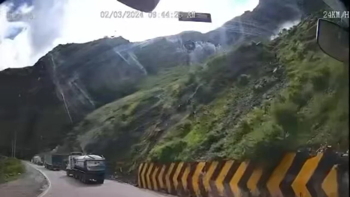 Τρόμος στο Περού: Η στιγμή που κατολίσθηση με τεράστιους βράχους συνθλίβει φορτηγό (βίντεο)