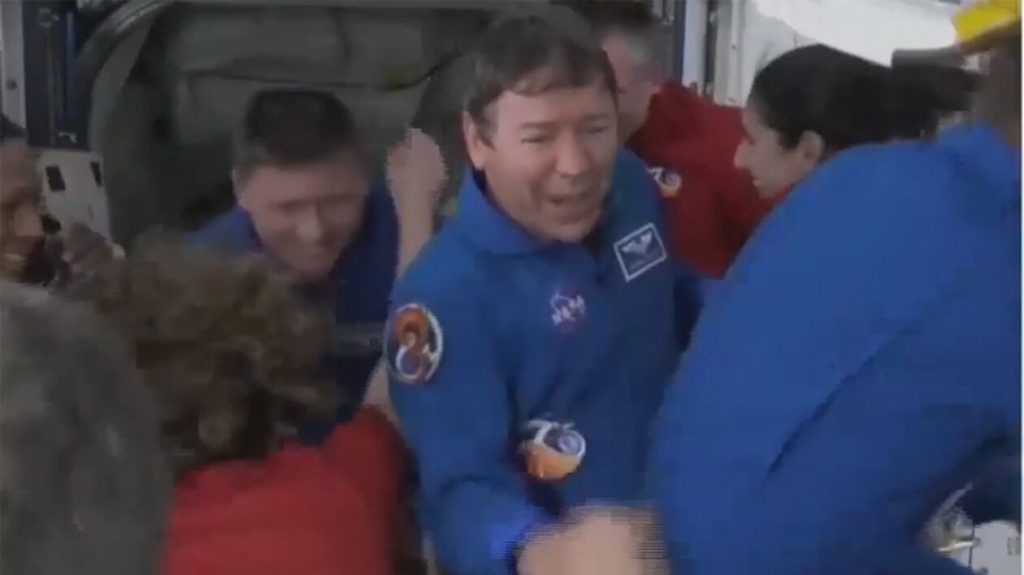 NASA: Ένας Ρώσος και τρεις Αμερικανοί αστροναύτες αγκαλιάζονται κατά την άφιξή τους στον Διεθνή Διαστημικό Σταθμό (βίντεο)