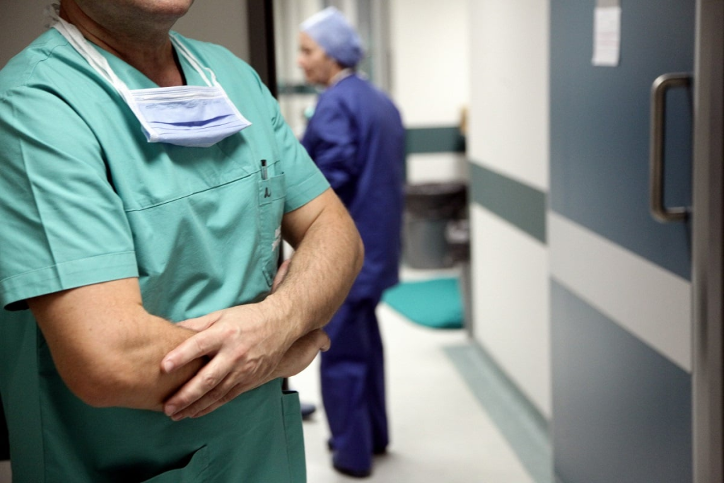 Υπογράφηκε η ΚΥΑ για τα απογευματινά χειρουργεία – Οι έξι κατηγορίες επεμβάσεων και το κόστος