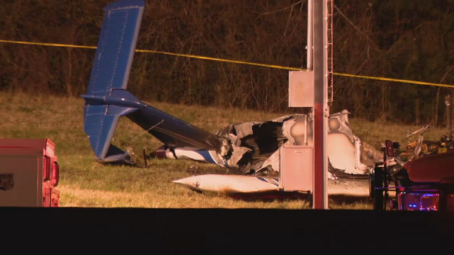 ΗΠΑ: Συνετρίβη μονοκινητήριο αεροσκάφος κοντά σε αυτοκινητόδρομο – Νεκροί όλοι οι επιβαίνοντες (φώτο-βίντεο)