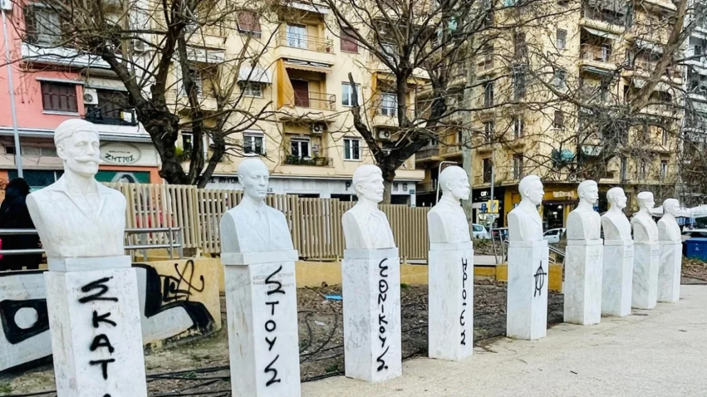 Θεσσαλονίκη: Βανδάλισαν τις προτομές των Μακεδονομάχων – Έγραψαν πάνω τους με σπρέι