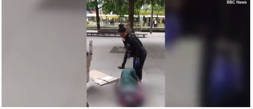 Σοκαριστικό βίντεο: Αστυνομικός στην Βρετανία σέρνει άστεγο στη μέση του δρόμου