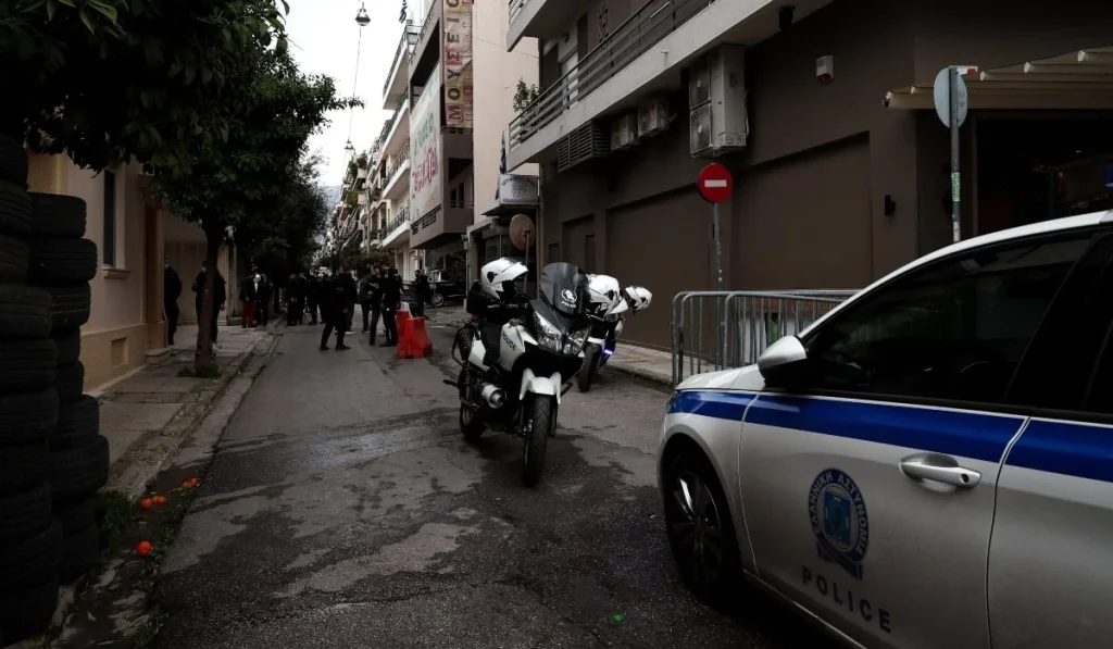 Χαϊδάρι: «Της έκλεισε το στόμα και της είπε “Μη φωνάζεις! Θα σε μαχαιρώσω”» λέει ο πατέρας της 16χρονης 