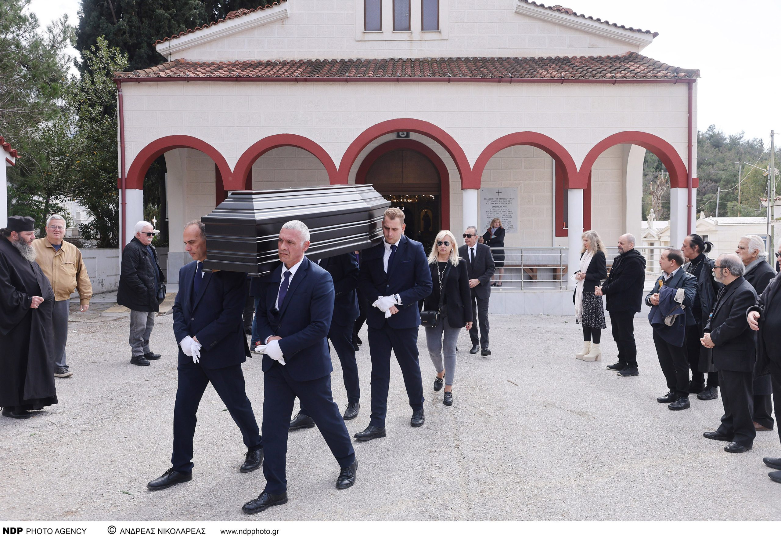 Κηδεία Τέτης Σχοινάκη: Συγγενείς και φίλοι της είπαν το τελευταίο «αντίο» στο Κοιμητήριο Βύρωνα (φώτο)