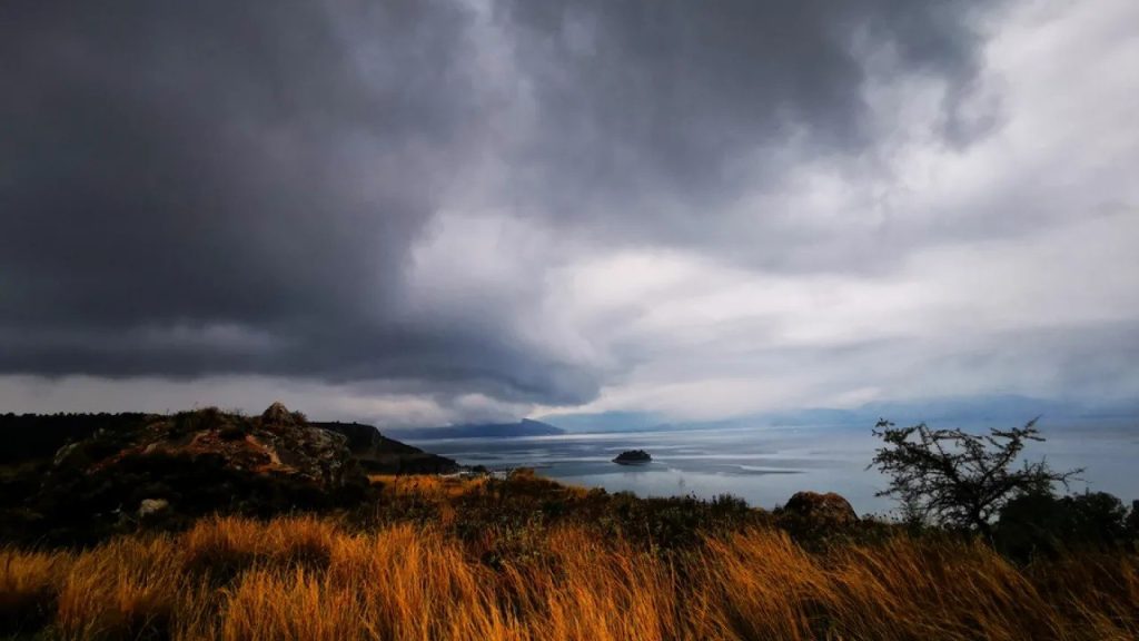 Καιρός: Με μικρή άνοδο της θερμοκρασίας και τοπικές βροχές η σημερινή μέρα – Η πρόγνωση της ΕΜΥ