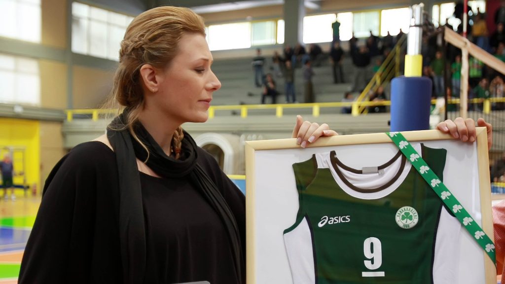 Ρουμανία: Κηδεύτηκε η Ρούξι Ντουμιτρέσκου – «Θα ζει για πάντα στις καρδιές των θαυμαστών» (φωτο) 