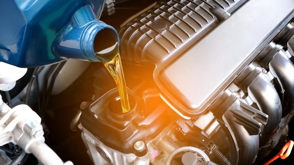 Συμπλήρωμα λαδιού: Δείτε ποιες βλάβες μπορείτε να προκαλέσετε στο αυτοκίνητο σας 