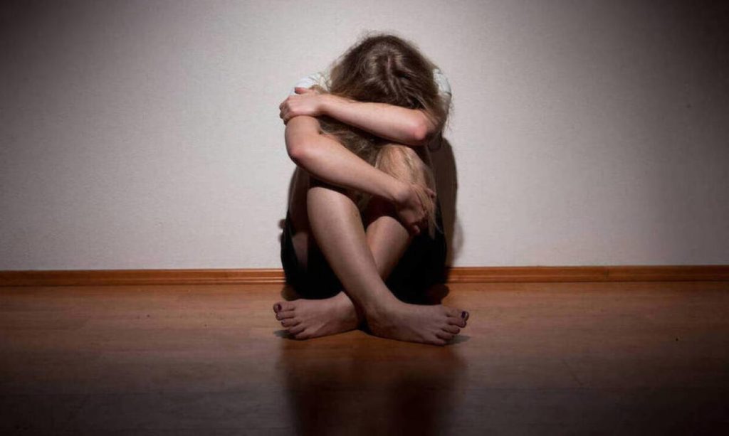 Φρίκη στην Αίγινα: Συνελήφθη 36χρονος Αλβανός για τον βιασμό της θετής του κόρης