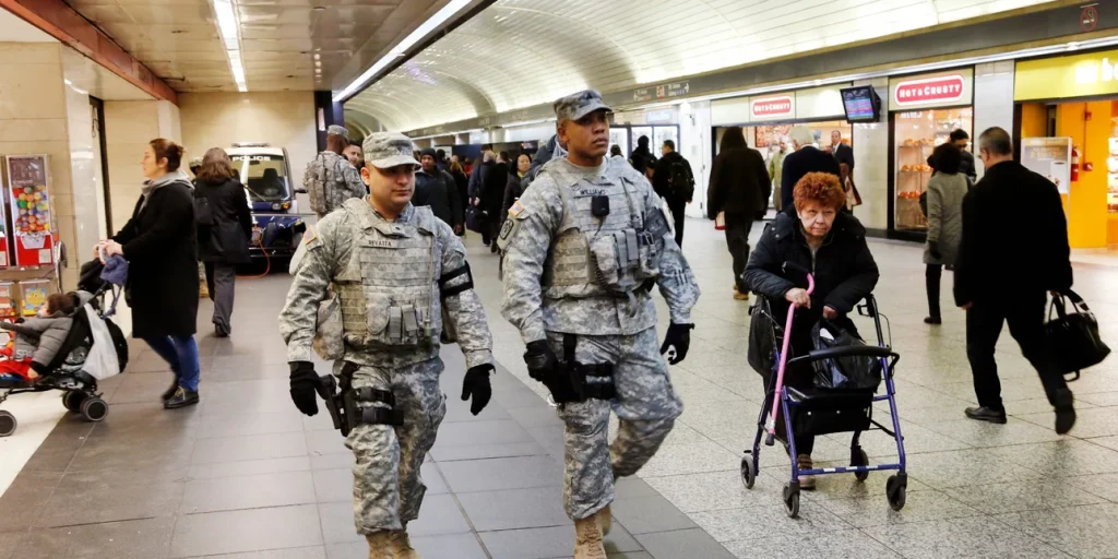Ευτελισμός στις ΗΠΑ: Στη Νέα Υόρκη βγάζουν το στρατό στον μετρό γιατί δεν μπορούν να πατάξουν την εγκληματικότητα