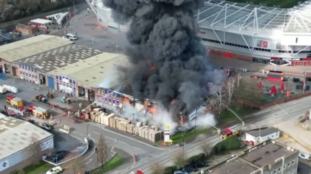 Σαουθάμπτον: Μεγάλη φωτιά έξω από το γήπεδό της – Αναβλήθηκε το παιχνίδι με την Πρέστον (βίντεο) 